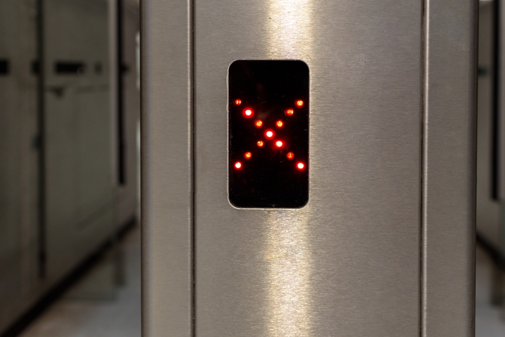 electronic-access-doors-to-the-subway-closed-with-2022-05-06-01-59-50-utc.jpg